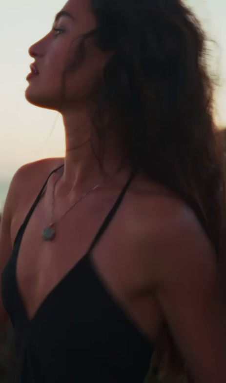 modella lato destro e1756395265826