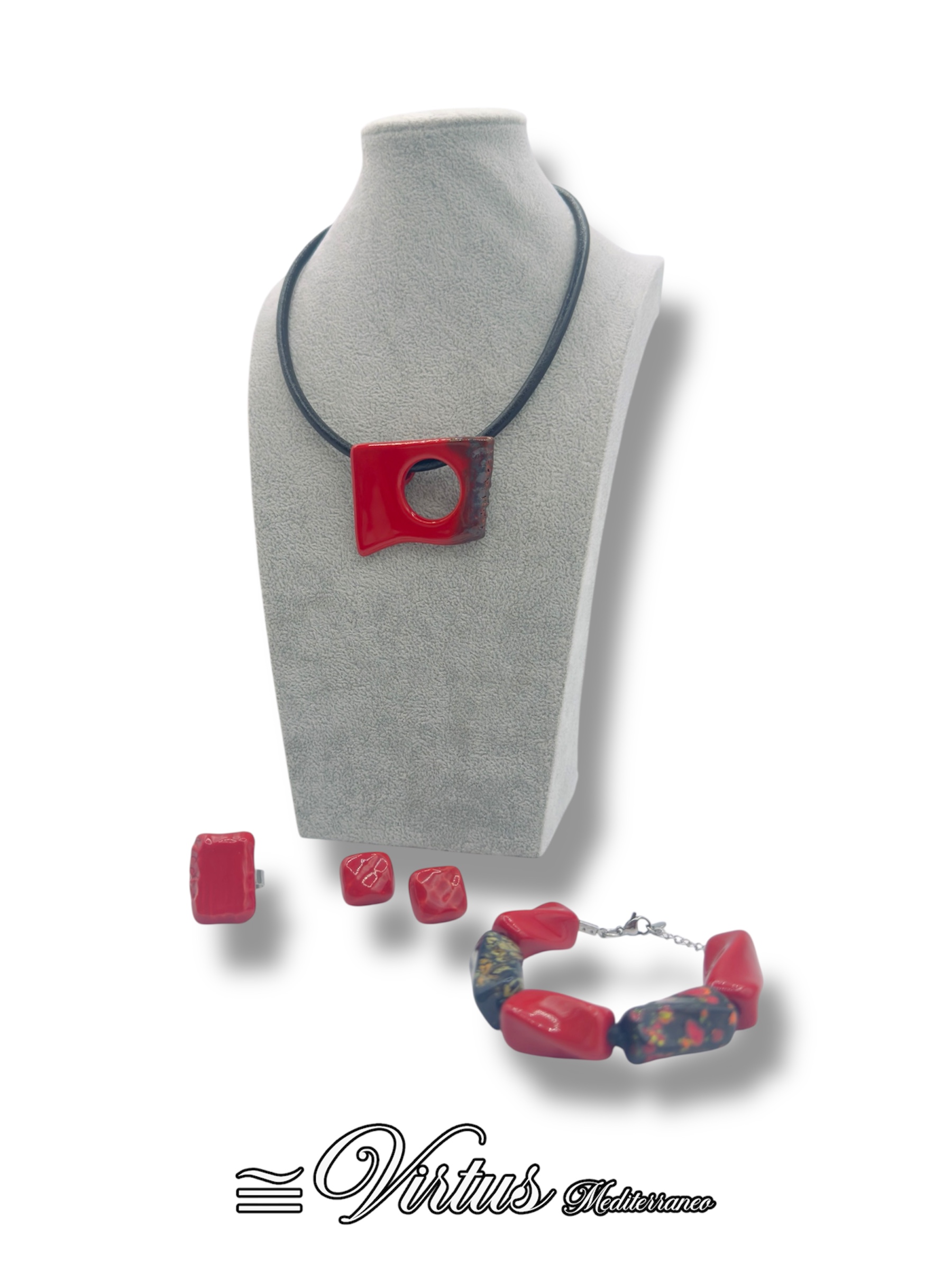 Parure di collana con girocollo in cuoio orecchini a bottone bracciale a torciglioni e anello Multi colore