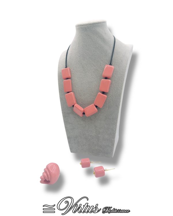Virtus Mediterraneo: Parure Rosa in Ceramica Artigianale, Eleganza Senza Tempo