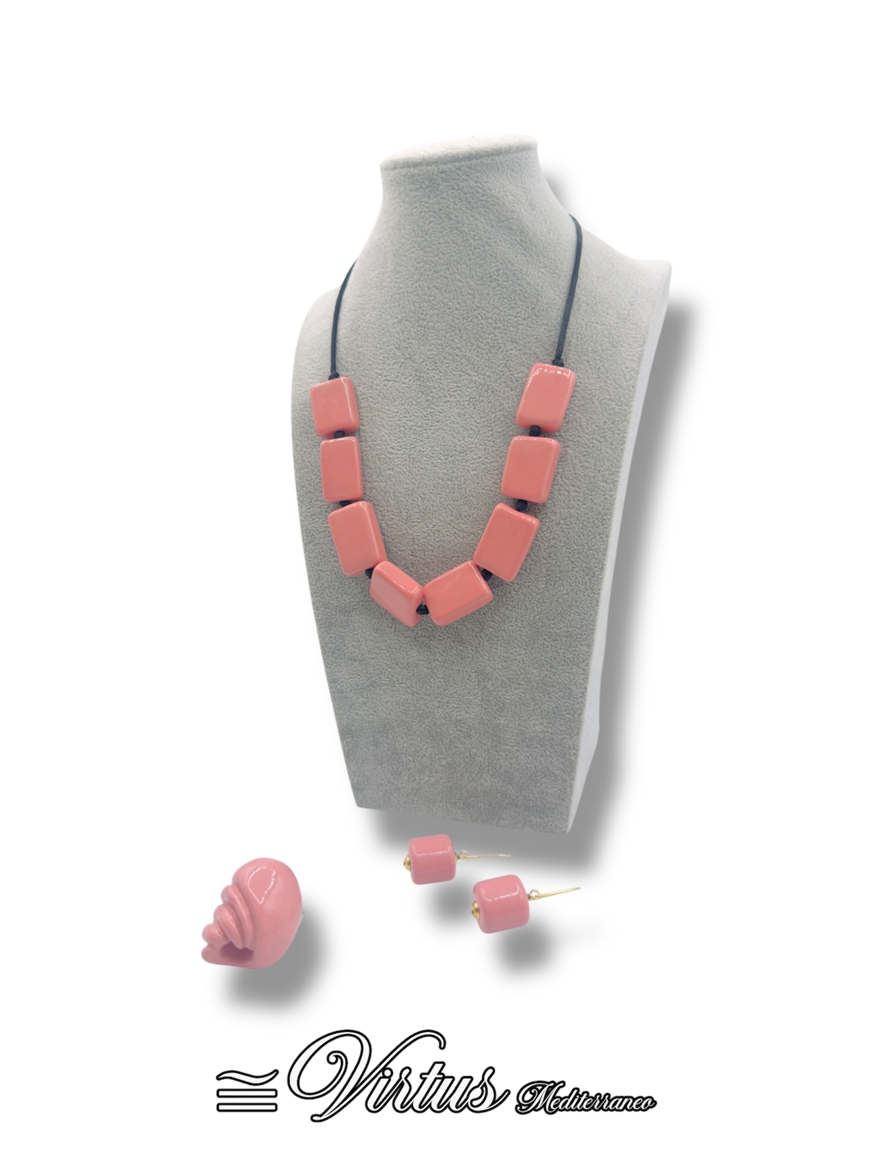 Parure di collana a rettangoli orecchini pendenti a cilindro e anello monocolore abbinati Rosa