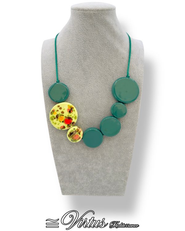 Collana a Cerchi Verde Virtus Mediterraneo: Eleganza Artigianale
