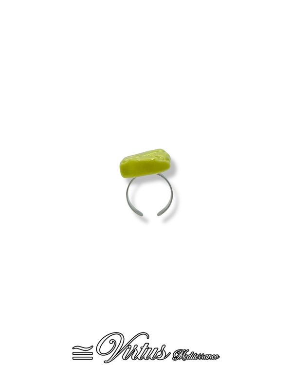Anello Virtus Mediterraneo: Ceramica Verde Artigianale e Acciaio Anallergico