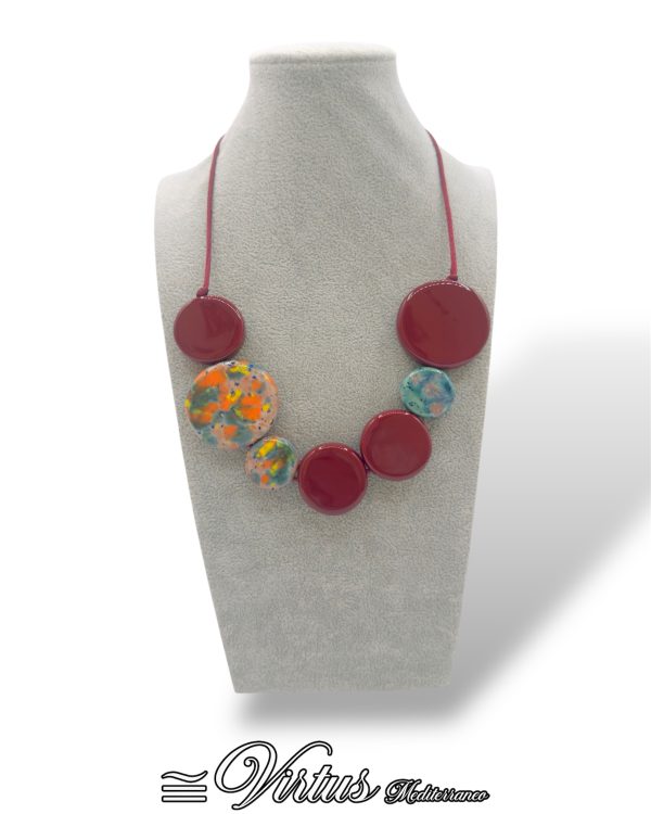 Collana a Cerchi Rosso Scuro Virtus Mediterraneo: Eleganza Artigianale