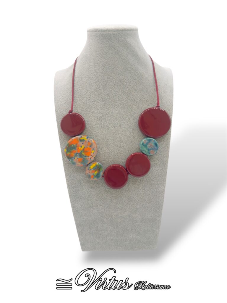 Collana a Cerchi Rosso Scuro Virtus Mediterraneo: Eleganza Artigianale