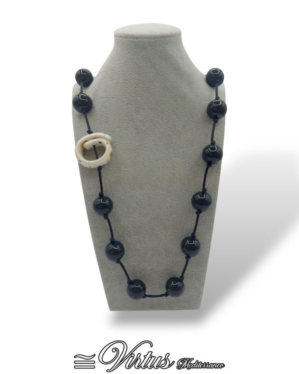 Collana Virtus Mediterraneo: Sfere Multicolor Artigianali, Eleganza Senza Tempo