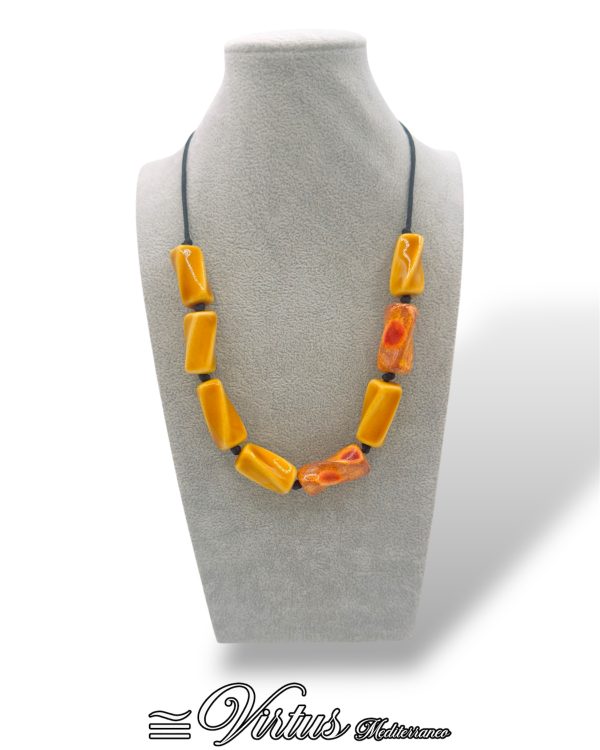 Collana a Torciglioni Giallo Virtus Mediterraneo: Eleganza Artigianale