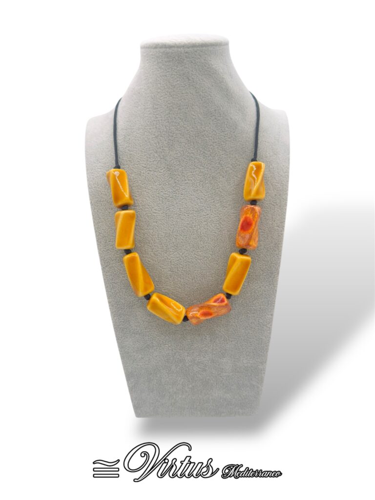 Collana a Torciglioni Giallo Virtus Mediterraneo: Eleganza Artigianale