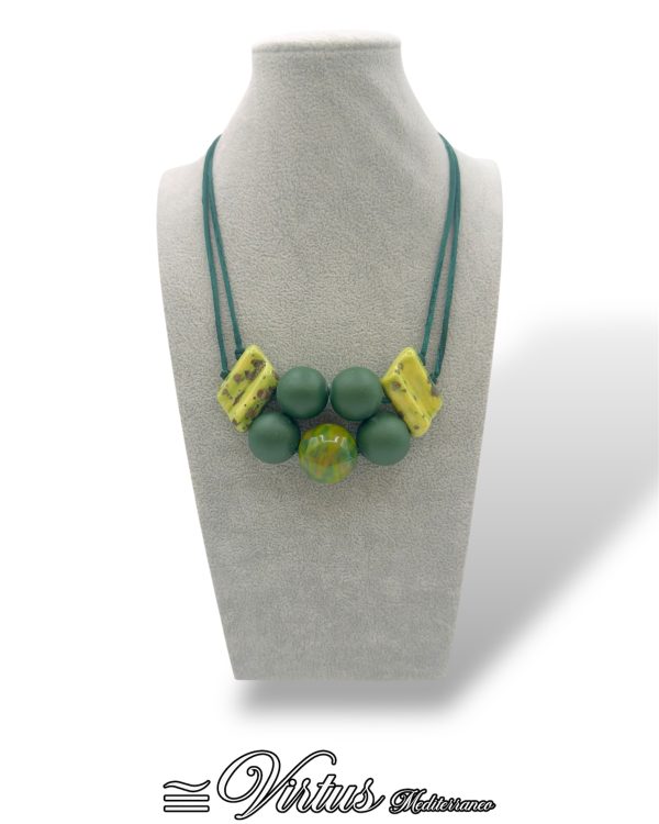 Collana a Grappolo Verde Virtus Mediterraneo: Eleganza Artigianale