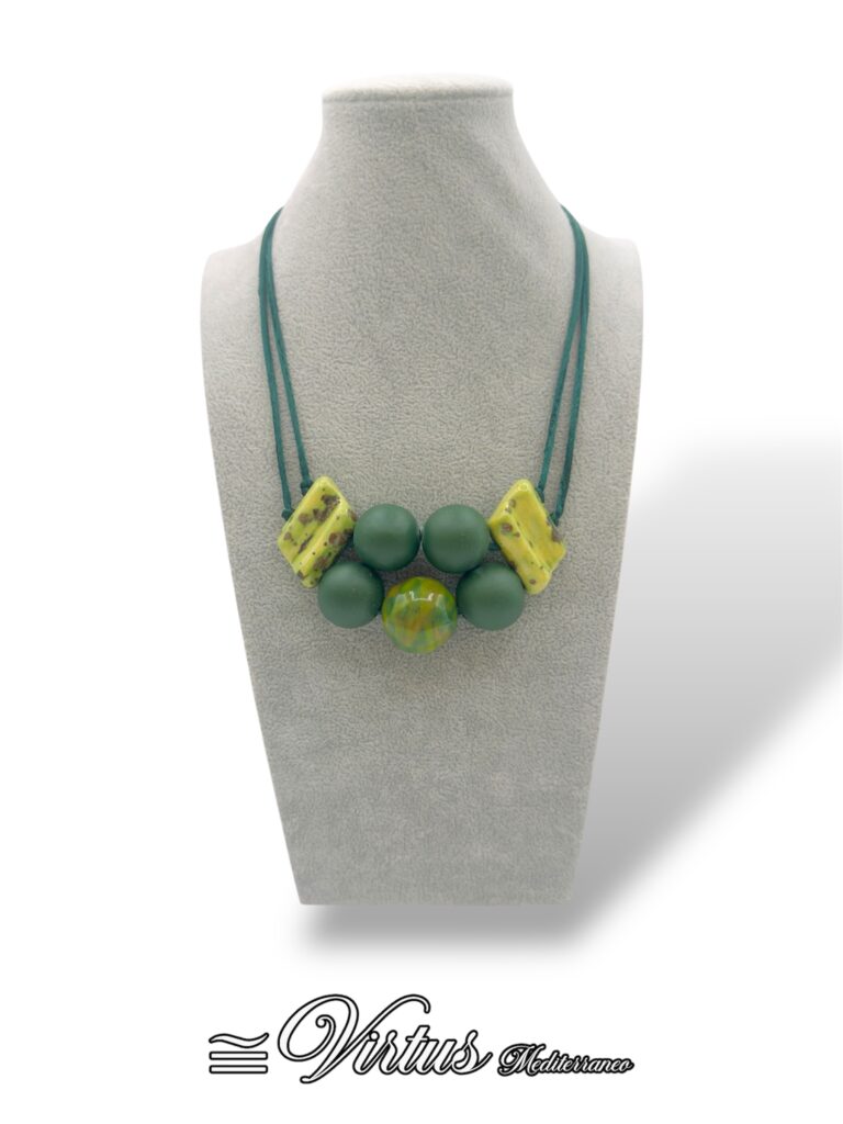 Collana a Grappolo Verde Virtus Mediterraneo: Eleganza Artigianale