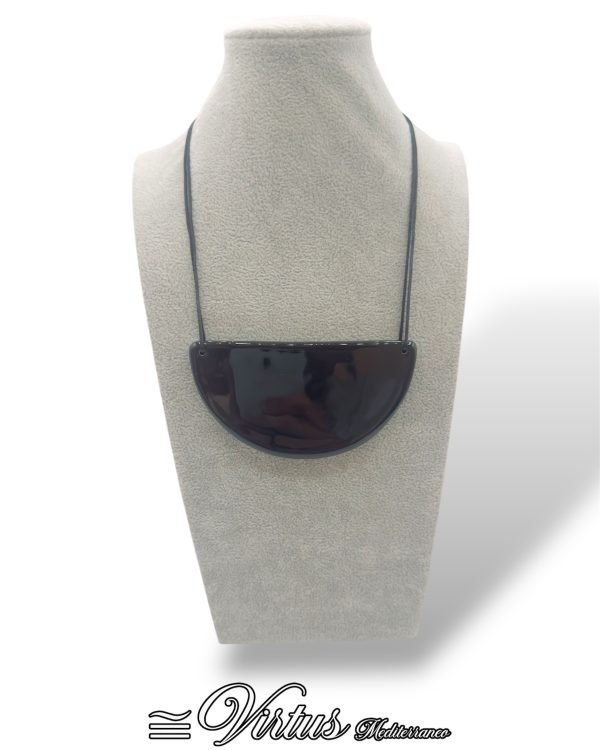 Collana Mezzaluna Nera Virtus Mediterraneo: Eleganza Artigianale in Ceramica
