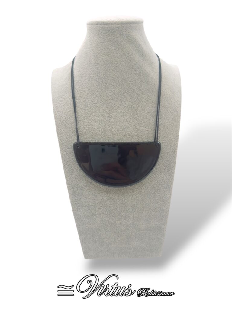 Collana Mezzaluna Nera Virtus Mediterraneo: Eleganza Artigianale in Ceramica