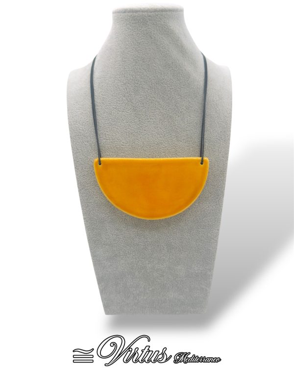 Collana Mezzaluna Giallo Virtus Mediterraneo: Ceramica e Design Artigianale