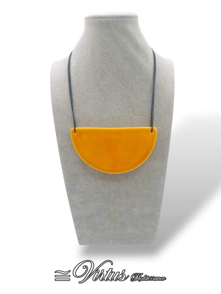 Collana Mezzaluna Giallo Virtus Mediterraneo: Ceramica e Design Artigianale