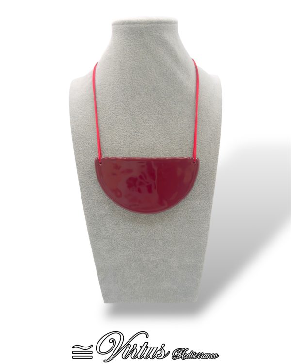 Collana a Mezzaluna Rosso Scuro Virtus Mediterraneo: Eleganza Artigianale