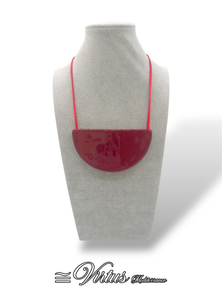 Collana a Mezzaluna Rosso Scuro Virtus Mediterraneo: Eleganza Artigianale
