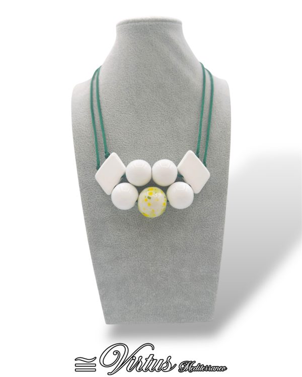 Collana a Grappolo Bianco Virtus Mediterraneo: Eleganza Artigianale