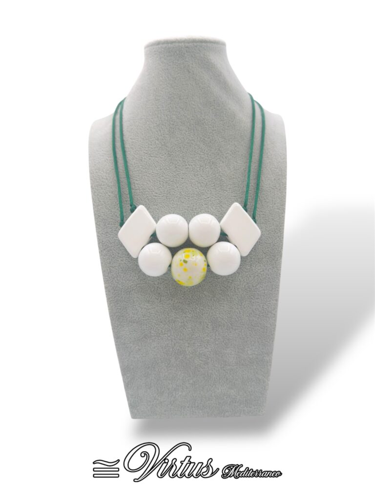 Collana a Grappolo Bianco Virtus Mediterraneo: Eleganza Artigianale