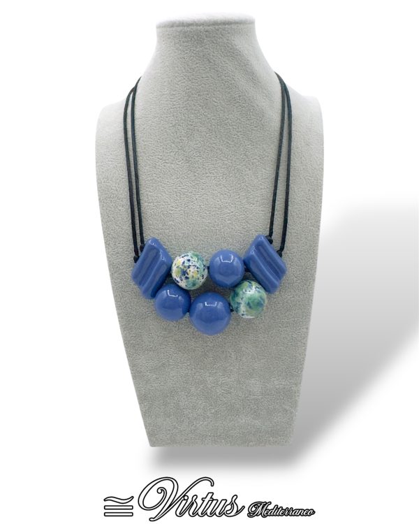 Collana a Grappolo Blu Virtus Mediterraneo: Ceramica Preziosa e Design Artigianale