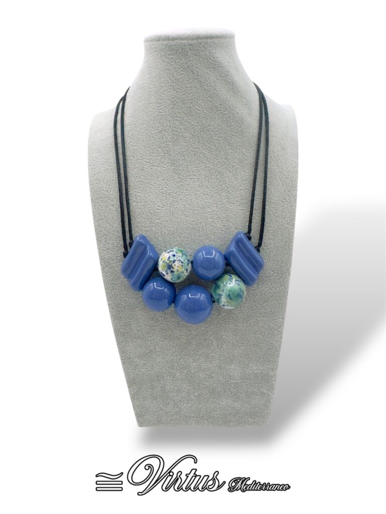 Collana a Grappolo Blu Virtus Mediterraneo: Ceramica Preziosa e Design Artigianale