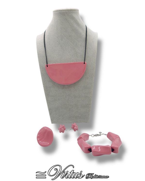 Virtus Mediterraneo: Parure Rosa in Ceramica Artigianale, Eleganza Mediterranea