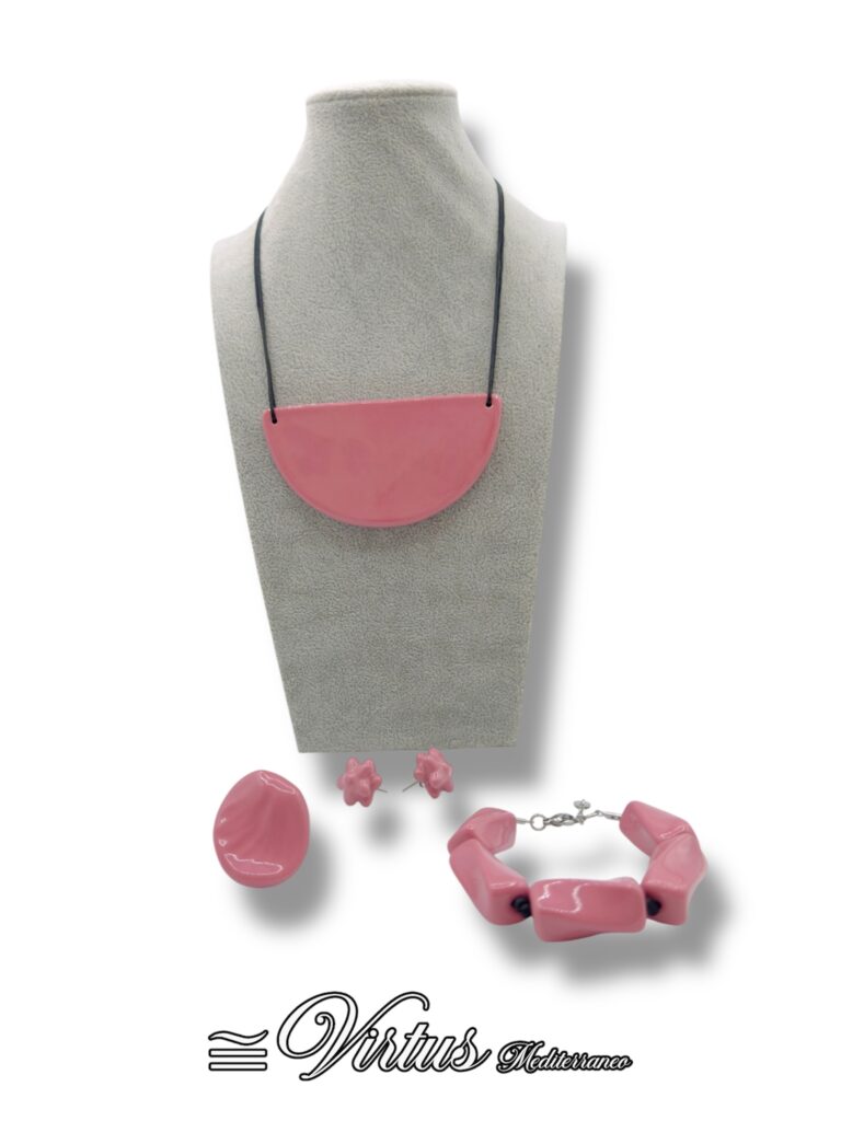 Virtus Mediterraneo: Parure Rosa in Ceramica Artigianale, Eleganza Mediterranea