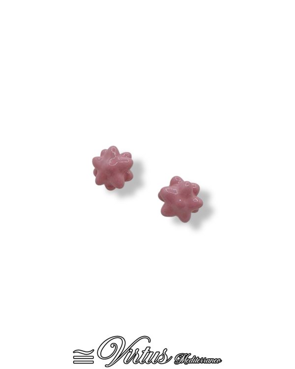 Orecchini a Bottone Fiore Rosa Virtus Mediterraneo: Ceramica Preziosa