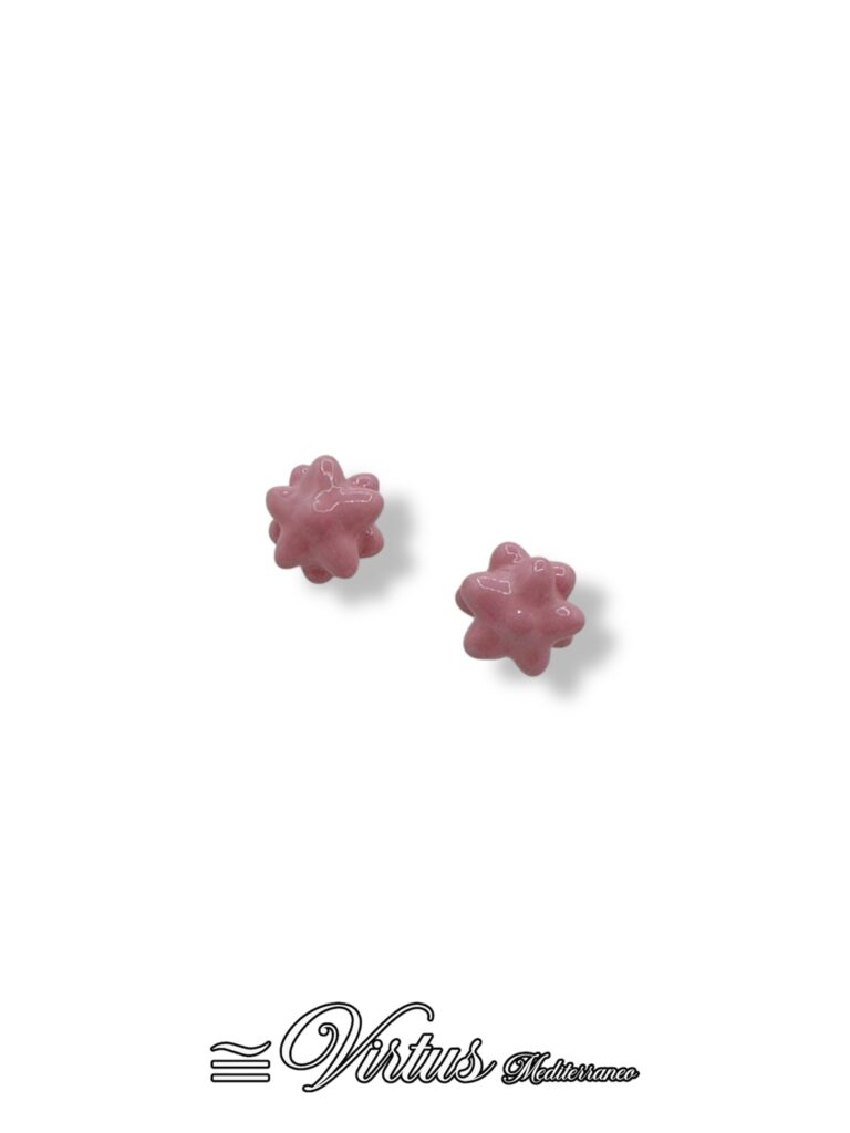 Orecchini a Bottone Fiore Rosa Virtus Mediterraneo: Ceramica Preziosa