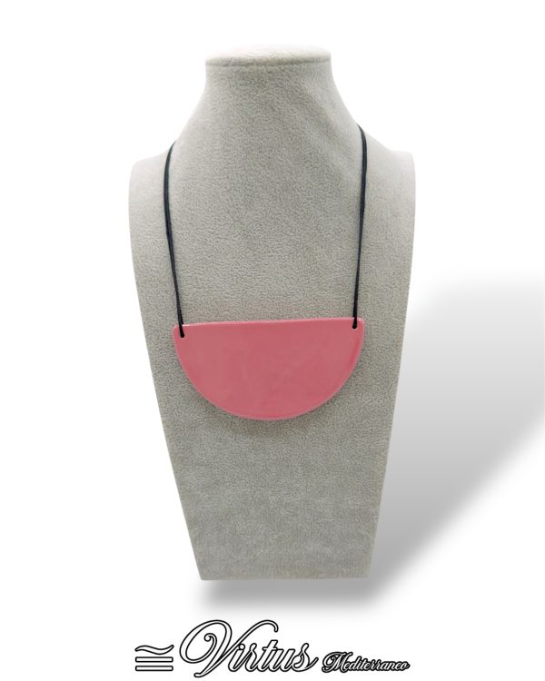 Collana a Mezzaluna Rosa Virtus Mediterraneo: Ceramica e Design Artigianale