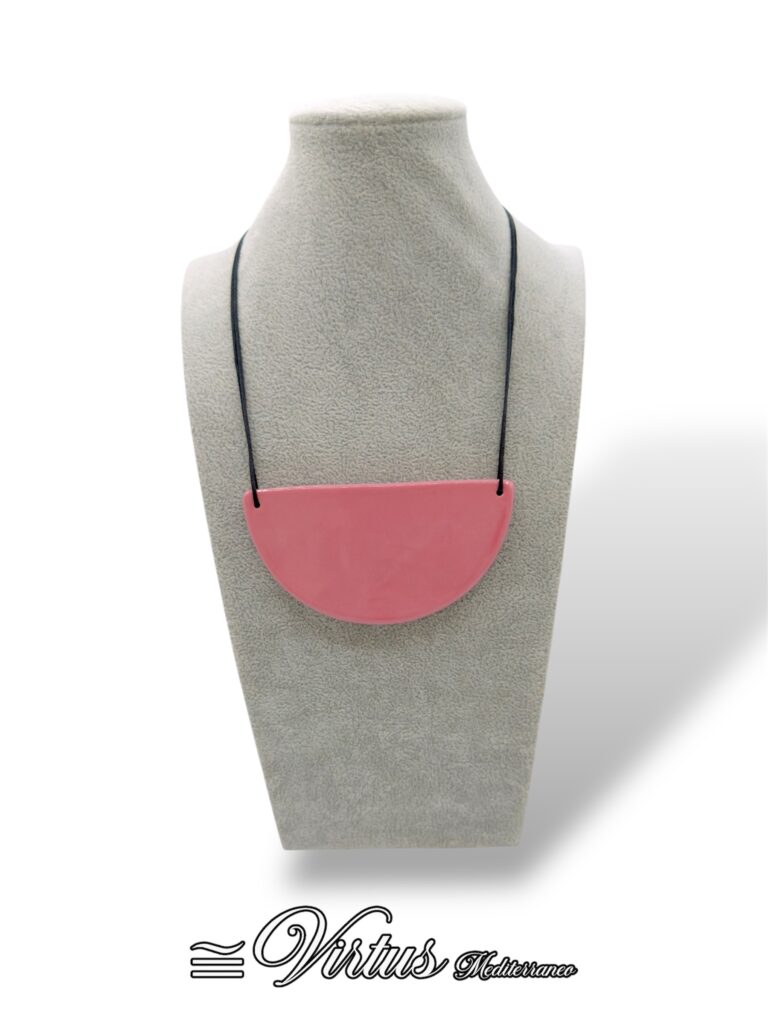 Collana a Mezzaluna Rosa Virtus Mediterraneo: Ceramica e Design Artigianale
