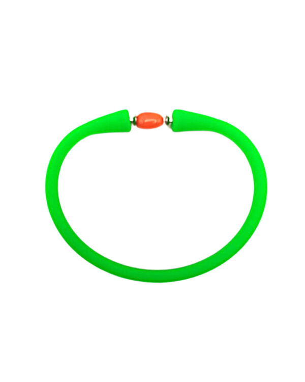 Bracciale artigianale in elastomero verde ed inserto in corallo Sciacca