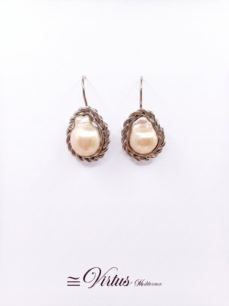 Orecchini artigianali con perle barocche e montatura in argento 925