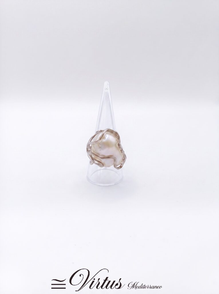 Anello artigianale con perla scaramazzo e montato su argento 925