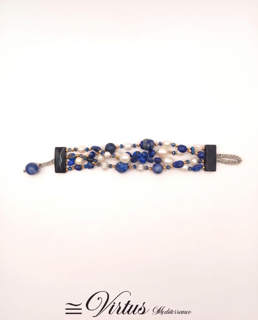 Bracciale artigianale  a 4 fili di lapislazzuli, perle e cristalli